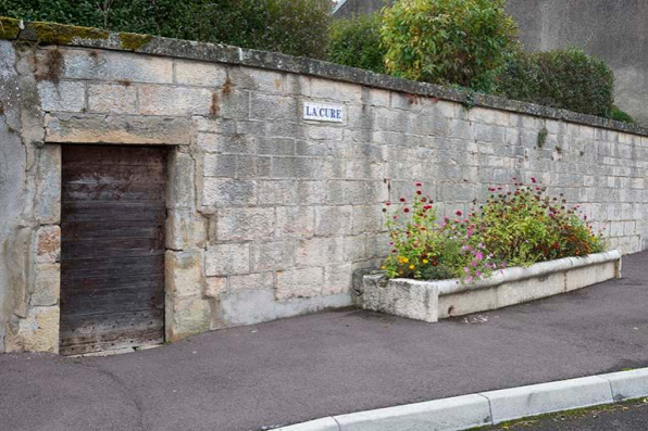 La fontaine de la Cure, le long du mur de clôture du presbytère. © Région Bourgogne-Franche-Comté, Inventaire du patrimoine