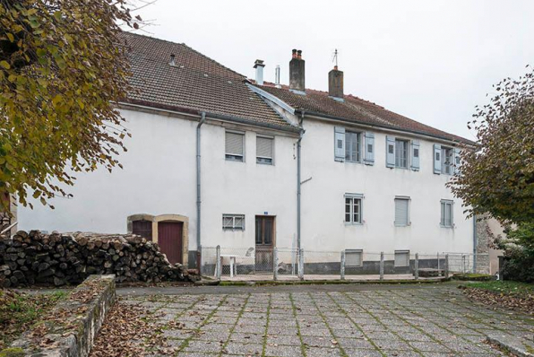 Ancienne école des filles et logement de l'institutrice. La place publique à côté de l'église, à l'emplacement de l'ancien cimetière, servait de cour de récréation. © Région Bourgogne-Franche-Comté, Inventaire du patrimoine