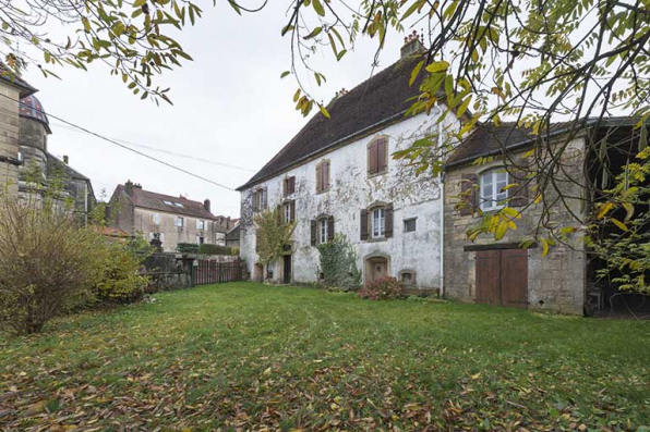 Vue de la demeure depuis le pigeonnier. Le presbytère est en face, de l'autre côté de la Grande rue. © Région Bourgogne-Franche-Comté, Inventaire du patrimoine