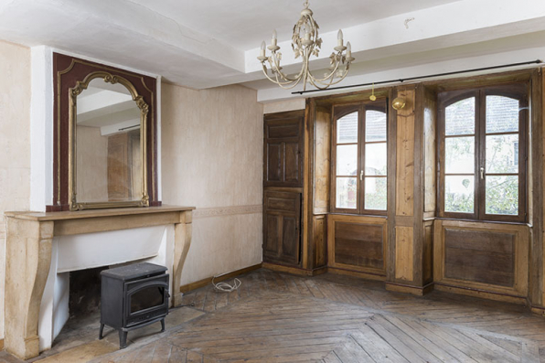 Boiseries encore en place dans un salon, encadrements de fenêtres, volets intérieurs et placards © Région Bourgogne-Franche-Comté, Inventaire du patrimoine