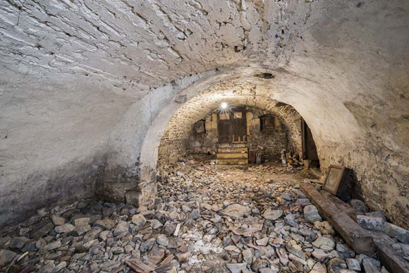 La plus grande cave de la maison, vue en direction de l'entrée de cave et des deux soupiraux donnant sur le jardin © Région Bourgogne-Franche-Comté, Inventaire du patrimoine