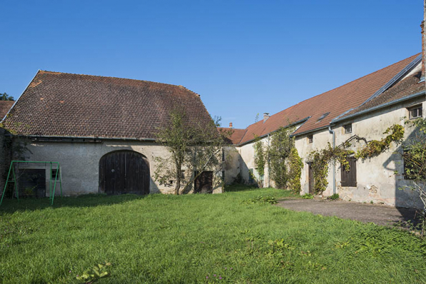 Vue générale de la cour et des bâtiments composant la ferme actuelle. © Région Bourgogne-Franche-Comté, Inventaire du patrimoine Vue générale de la cour et des bâtiments composant la ferme actuelle. © Région Bourgogne-Franche-Comté, Inventaire du patrimoine