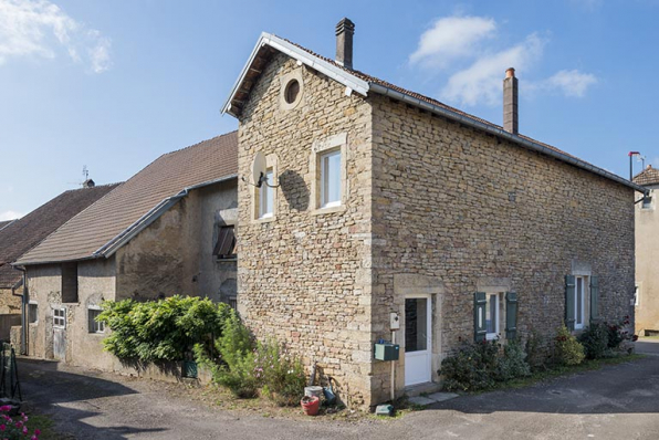 Maison située à l'angle de la rue du Cornot et de la Grande rue. © Région Bourgogne-Franche-Comté, Inventaire du patrimoine