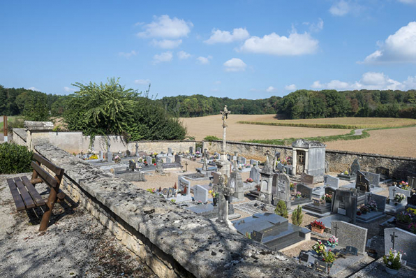 Intérieur du cimetière. © Région Bourgogne-Franche-Comté, Inventaire du patrimoine Intérieur du cimetière. © Région Bourgogne-Franche-Comté, Inventaire du patrimoine