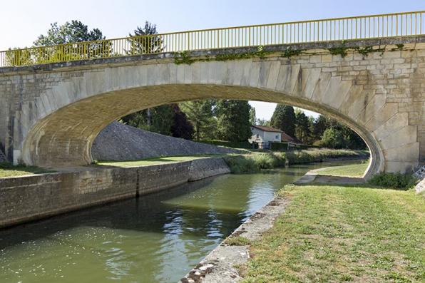 Le pont et son arc en forme d'ellipse. © Région Bourgogne-Franche-Comté, Inventaire du patrimoine