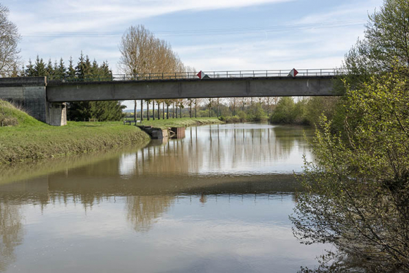 Vue sur le pont de la départementale 46 franchissant la Saône. Vue vers l'amont. © Région Bourgogne-Franche-Comté, Inventaire du patrimoine