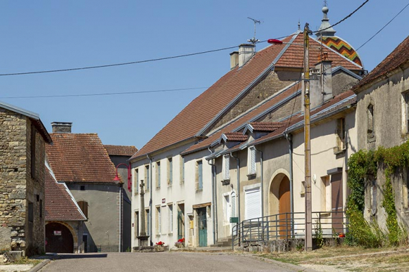 Alignement de la rue du Jardiney, côté ouest. © Région Bourgogne-Franche-Comté, Inventaire du patrimoine