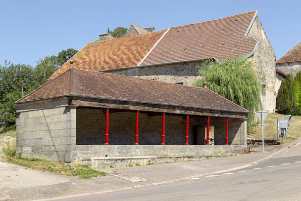 Vue de trois-quart sud du lavoir à l'entrée sud-ouest du village. © Région Bourgogne-Franche-Comté, Inventaire du patrimoine