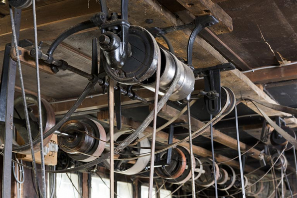 Arbre de transmission secondaire de la rangée centrale (au premier plan) et arbre principal (à l'arrière-plan). © Région Bourgogne-Franche-Comté, Inventaire du patrimoine