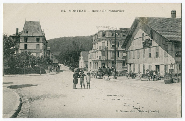 1247 Morteau - Route de Pontarlier [la rue René Payot et le carrefour de l'avenue de la Gare, vus de l'est], 1er quart 20e siècle. © Région Bourgogne-Franche-Comté, Inventaire du patrimoine