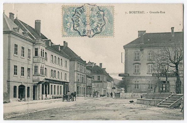 7. Morteau. - Grande Rue [au niveau de la place de l'Hôtel de Ville], limite 19e siècle 20e siècle [avant 1905]. © Région Bourgogne-Franche-Comté, Inventaire du patrimoine