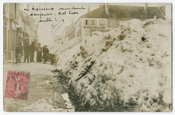 [Une rue de Morteau enneigée], carte photo, s.n., s.d. [4e quart 19e siècle] © Région Bourgogne-Franche-Comté, Inventaire du patrimoine
