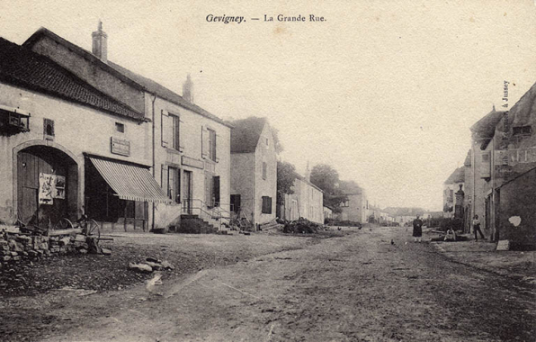 La grande rue, carte postale. © Commune de Gevigney-et-Mercey