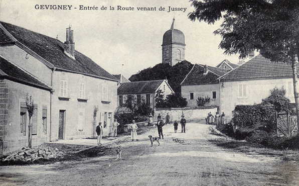 Le village de Gevigney depuis la route de Jussey, carte postale. © Commune de Gevigney-et-Mercey