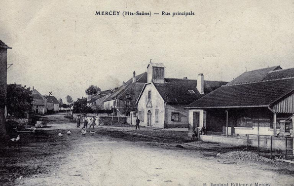 La rue principale de Mercey avec sa chapelle, carte postale. © Commune de Gevigney-et-Mercey