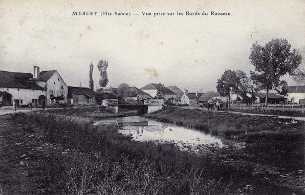 La rue du Mont et le ruisseau, carte postale. © Commune de Gevigney-et-Mercey