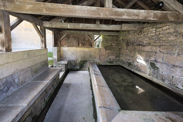 Fontaine-lavoir, 1 rue du Pâquis : intérieur du lavoir, montrant le banc et le bassin. © Région Bourgogne-Franche-Comté, Inventaire du patrimoine