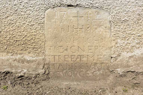 Inscription de fondation et date portée (184?) sur le mur de l'ancien presbytère. © Région Bourgogne-Franche-Comté, Inventaire du patrimoine Inscription de fondation et date portée (184?) sur le mur de l'ancien presbytère. © Région Bourgogne-Franche-Comté, Inventaire du patrimoine