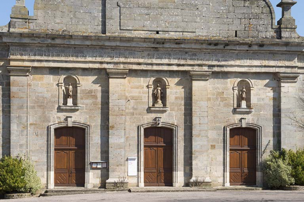 Les trois portails de la façade. © Région Bourgogne-Franche-Comté, Inventaire du patrimoine