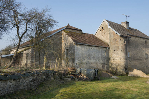 Façade postérieure de la ferme avec une tour contenant un escalier. © Région Bourgogne-Franche-Comté, Inventaire du patrimoine