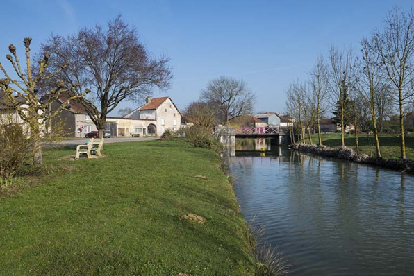 Le ruisseau avec le pont en arrière plan. © Région Bourgogne-Franche-Comté, Inventaire du patrimoine