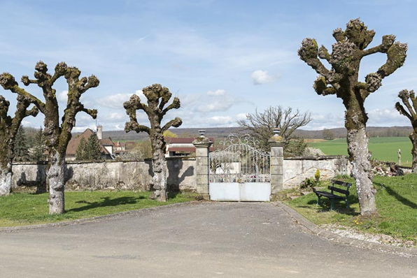 Grille d'entrée et mur d'enceinte du cimetière. © Région Bourgogne-Franche-Comté, Inventaire du patrimoine Grille d'entrée et mur d'enceinte du cimetière. © Région Bourgogne-Franche-Comté, Inventaire du patrimoine