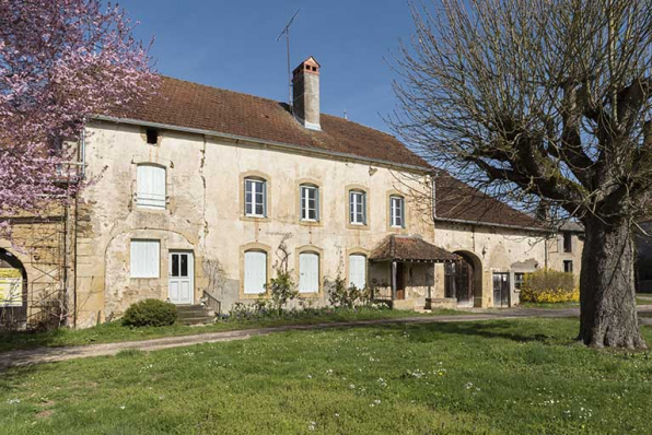 Façade antérieure de la demeure donnant sur la place. © Région Bourgogne-Franche-Comté, Inventaire du patrimoine Façade antérieure de la demeure donnant sur la place. © Région Bourgogne-Franche-Comté, Inventaire du patrimoine