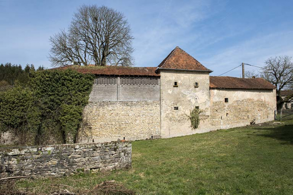 Façade sud de la ferme du château, jouxtant le lavoir au premier plan. © Région Bourgogne-Franche-Comté, Inventaire du patrimoine