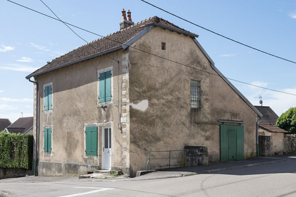 L'ancienne maison commune, située à l'angle de la rue de Scey-sur-Saône et de la rue du Tilleul. © Région Bourgogne-Franche-Comté, Inventaire du patrimoine