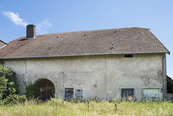 La grange et les écuries adossées au corps de bâtiment XVIe.  © Région Bourgogne-Franche-Comté, Inventaire du patrimoine