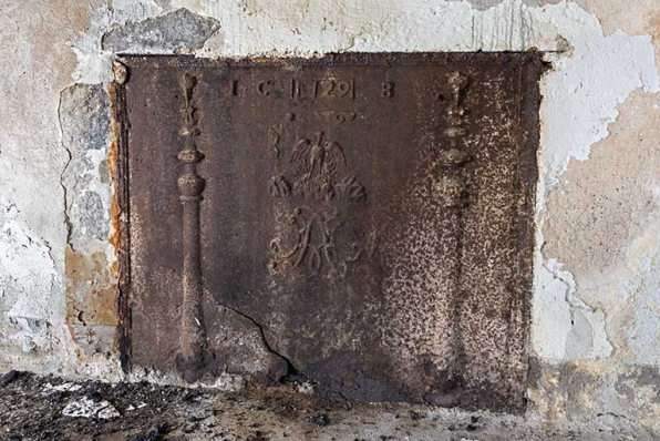 intérieur : la plaque de cheminée. © Région Bourgogne-Franche-Comté, Inventaire du patrimoine intérieur : la plaque de cheminée. © Région Bourgogne-Franche-Comté, Inventaire du patrimoine