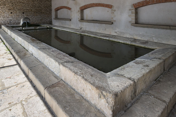 Bassin du lavoir. © Région Bourgogne-Franche-Comté, Inventaire du patrimoine Bassin du lavoir. © Région Bourgogne-Franche-Comté, Inventaire du patrimoine