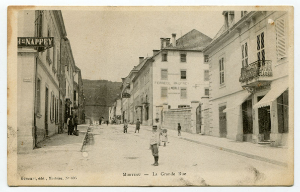 Morteau - La Grande Rue, carte postale, s.n., s.d. [4e quart 19e siècle], Gueussot éd. à Morteau (n° 605). Porte la date 15 décembre 1923 (manuscrite) au verso. Dos avant 1903. © Région Bourgogne-Franche-Comté, Inventaire du patrimoine