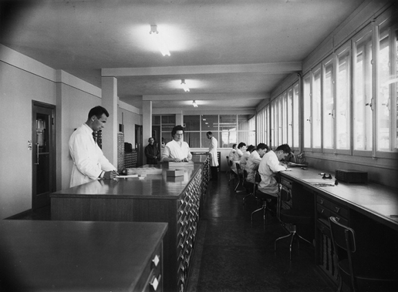 [L' "atelier" (de conditionnement) et les fournituristes], vers 1955. © Région Bourgogne-Franche-Comté, Inventaire du patrimoine