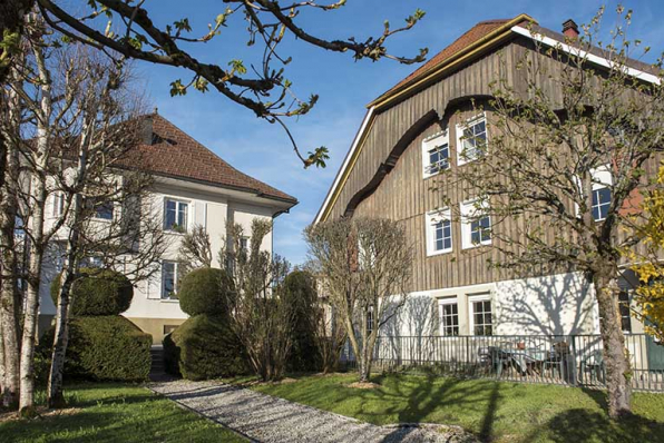 Vue d'ensemble depuis la rue Fauche, à l'est : maison-usine à gauche, ferme à droite. © Région Bourgogne-Franche-Comté, Inventaire du patrimoine Vue d'ensemble depuis la rue Fauche, à l'est : maison-usine à gauche, ferme à droite. © Région Bourgogne-Franche-Comté, Inventaire du patrimoine