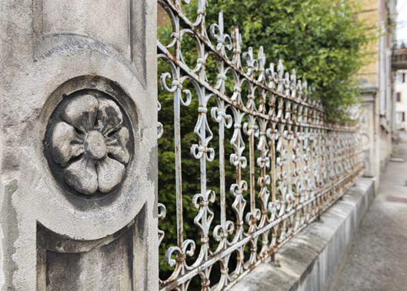 Grille sur la rue Neuve. © Région Bourgogne-Franche-Comté, Inventaire du patrimoine Grille sur la rue Neuve. © Région Bourgogne-Franche-Comté, Inventaire du patrimoine