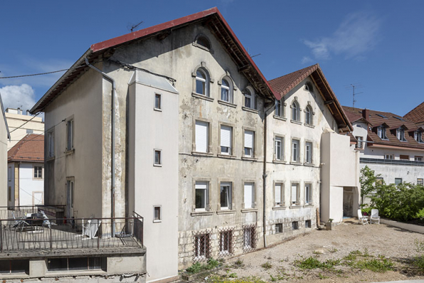 Façades postérieures, de trois quarts gauche. © Région Bourgogne-Franche-Comté, Inventaire du patrimoine Façades postérieures, de trois quarts gauche. © Région Bourgogne-Franche-Comté, Inventaire du patrimoine