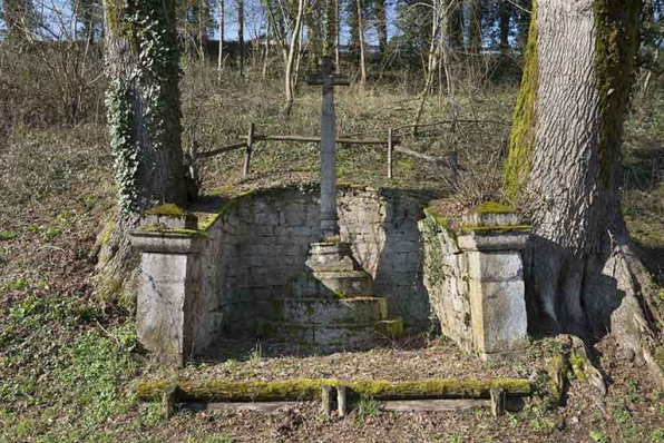 Croix située en contrebas du village. © Région Bourgogne-Franche-Comté, Inventaire du patrimoine