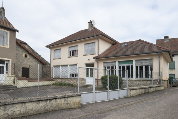 Le groupe scolaire, rue des Ecoles. © Région Bourgogne-Franche-Comté, Inventaire du patrimoine Le groupe scolaire, rue des Ecoles. © Région Bourgogne-Franche-Comté, Inventaire du patrimoine