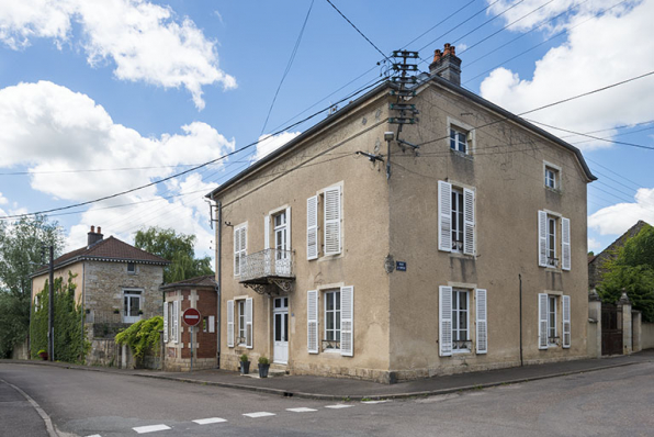 Vue d'ensemble depuis la Grande rue du Bourg. © Région Bourgogne-Franche-Comté, Inventaire du patrimoine Vue d'ensemble depuis la Grande rue du Bourg. © Région Bourgogne-Franche-Comté, Inventaire du patrimoine