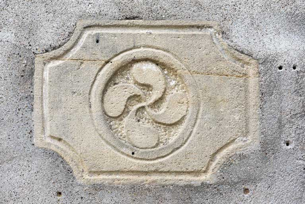 Détail sculpté de la façade de la ferme 9 rue Principale. © Région Bourgogne-Franche-Comté, Inventaire du patrimoine