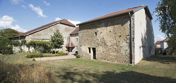 Vue de trois-quart nord-ouest de la façade postérieure. © Région Bourgogne-Franche-Comté, Inventaire du patrimoine