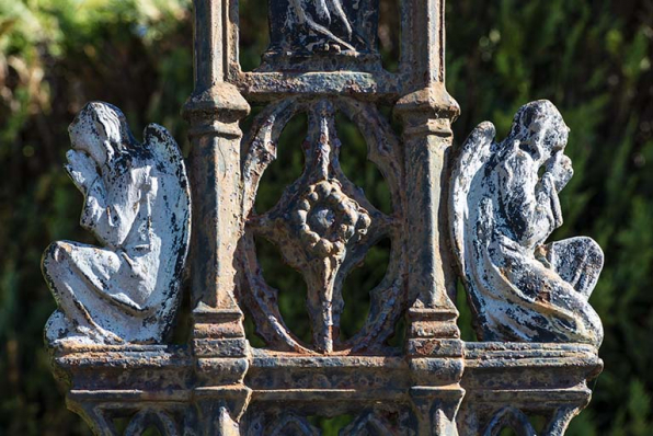 Détail de la partie basse de la croix, deux anges. © Région Bourgogne-Franche-Comté, Inventaire du patrimoine Détail de la partie basse de la croix, deux anges. © Région Bourgogne-Franche-Comté, Inventaire du patrimoine