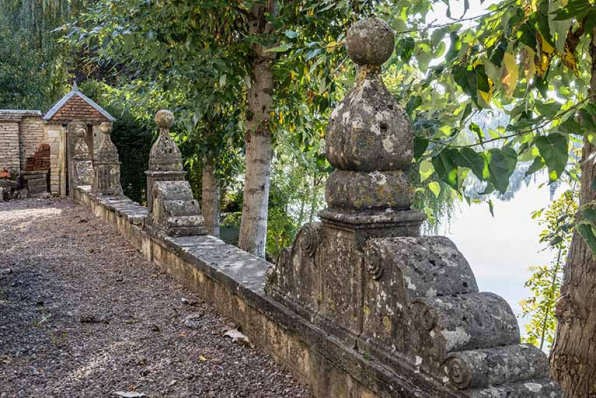 Terrasse donnant sur la Saône, garde-corps du mur de soutènement. © Région Bourgogne-Franche-Comté, Inventaire du patrimoine