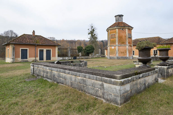 Dépendances et pigeonnier, vue d'ensemble depuis le sud-est. © Région Bourgogne-Franche-Comté, Inventaire du patrimoine Dépendances et pigeonnier, vue d'ensemble depuis le sud-est. © Région Bourgogne-Franche-Comté, Inventaire du patrimoine