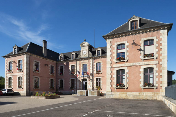 Façade nord-est, vue d'ensemble de trois-quarts gauche. © Région Bourgogne-Franche-Comté, Inventaire du patrimoine