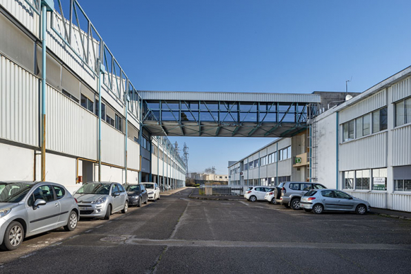 Passage entre l'atelier de fabrication et le bâtiment administratif. Vue depuis le sud. © Région Bourgogne-Franche-Comté, Inventaire du patrimoine