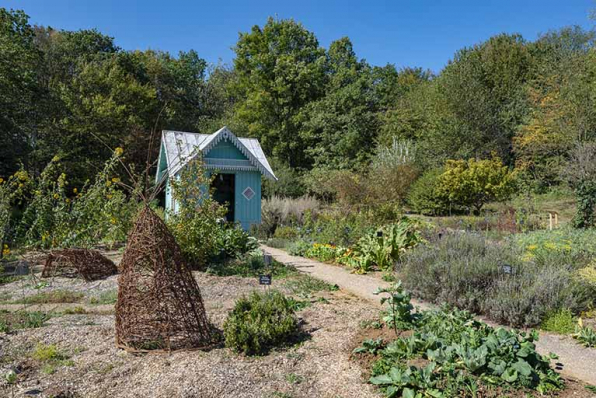 Vue d'ensemble avec le jardin des simples. © Région Bourgogne-Franche-Comté, Inventaire du patrimoine Vue d'ensemble avec le jardin des simples. © Région Bourgogne-Franche-Comté, Inventaire du patrimoine