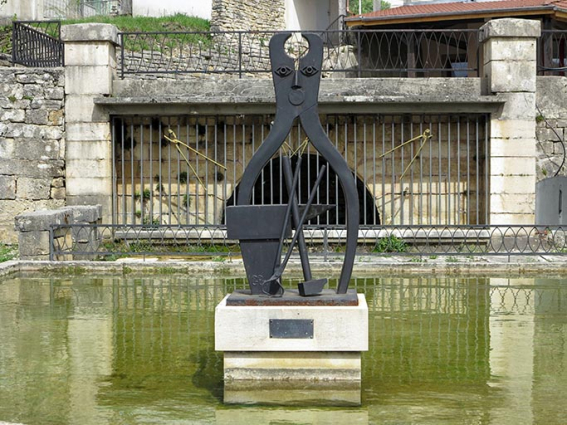 Sculpture en forme de pince ornant la fontaine, par Gérard Basiletti, 23 juillet 2000. © Région Bourgogne-Franche-Comté, Inventaire du patrimoine Sculpture en forme de pince ornant la fontaine, par Gérard Basiletti, 23 juillet 2000. © Région Bourgogne-Franche-Comté, Inventaire du patrimoine