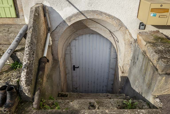 Escalier extérieur menant à la cave. © Région Bourgogne-Franche-Comté, Inventaire du patrimoine